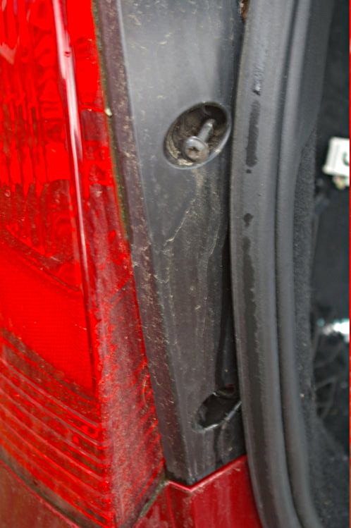 Fitting a Peugeot 308SW reversing camera step H-1